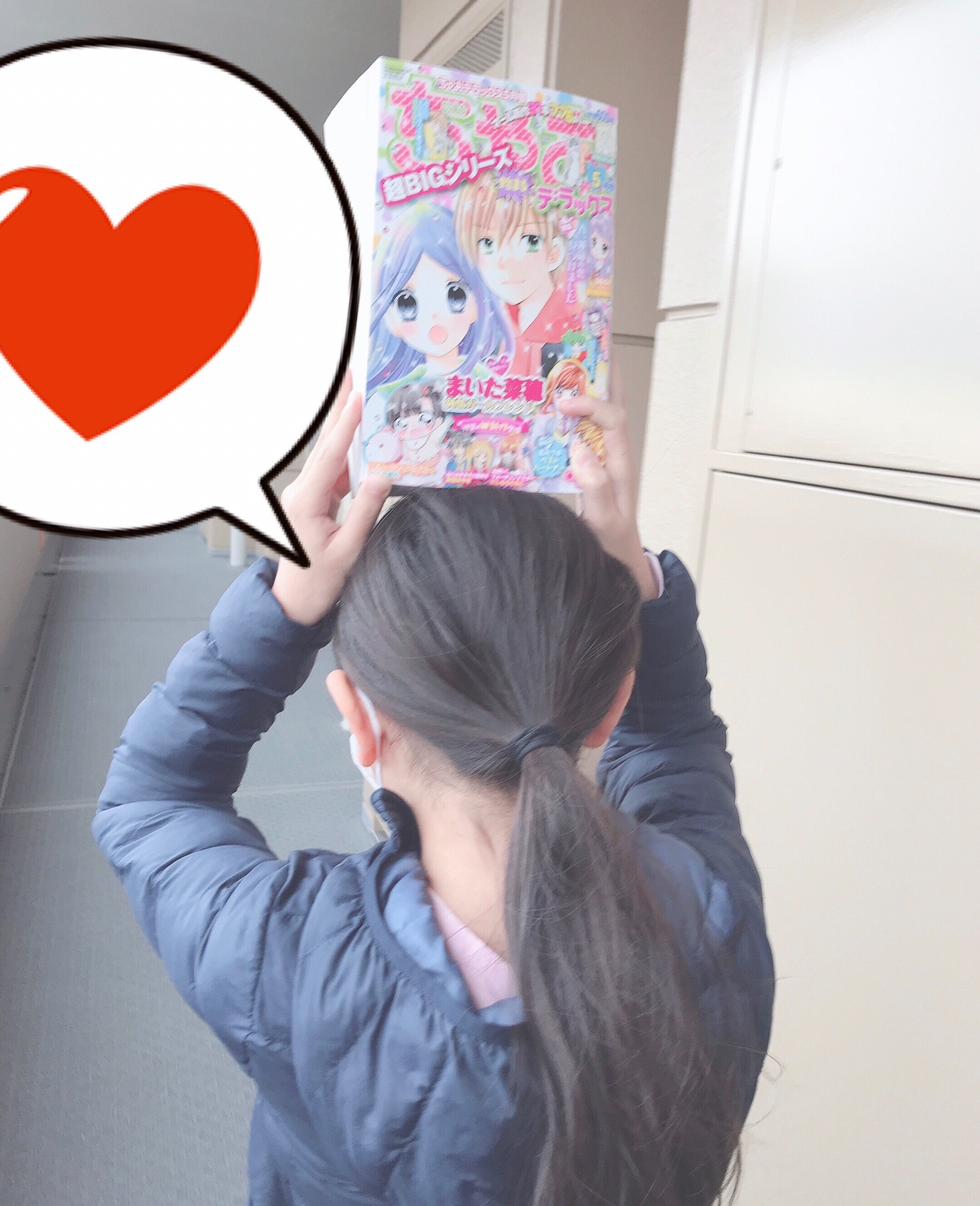 【画像】少女漫画雑誌「ちゃお」を頭に載せて歩いてる女子小学生が撮られる 	->画像>7枚 