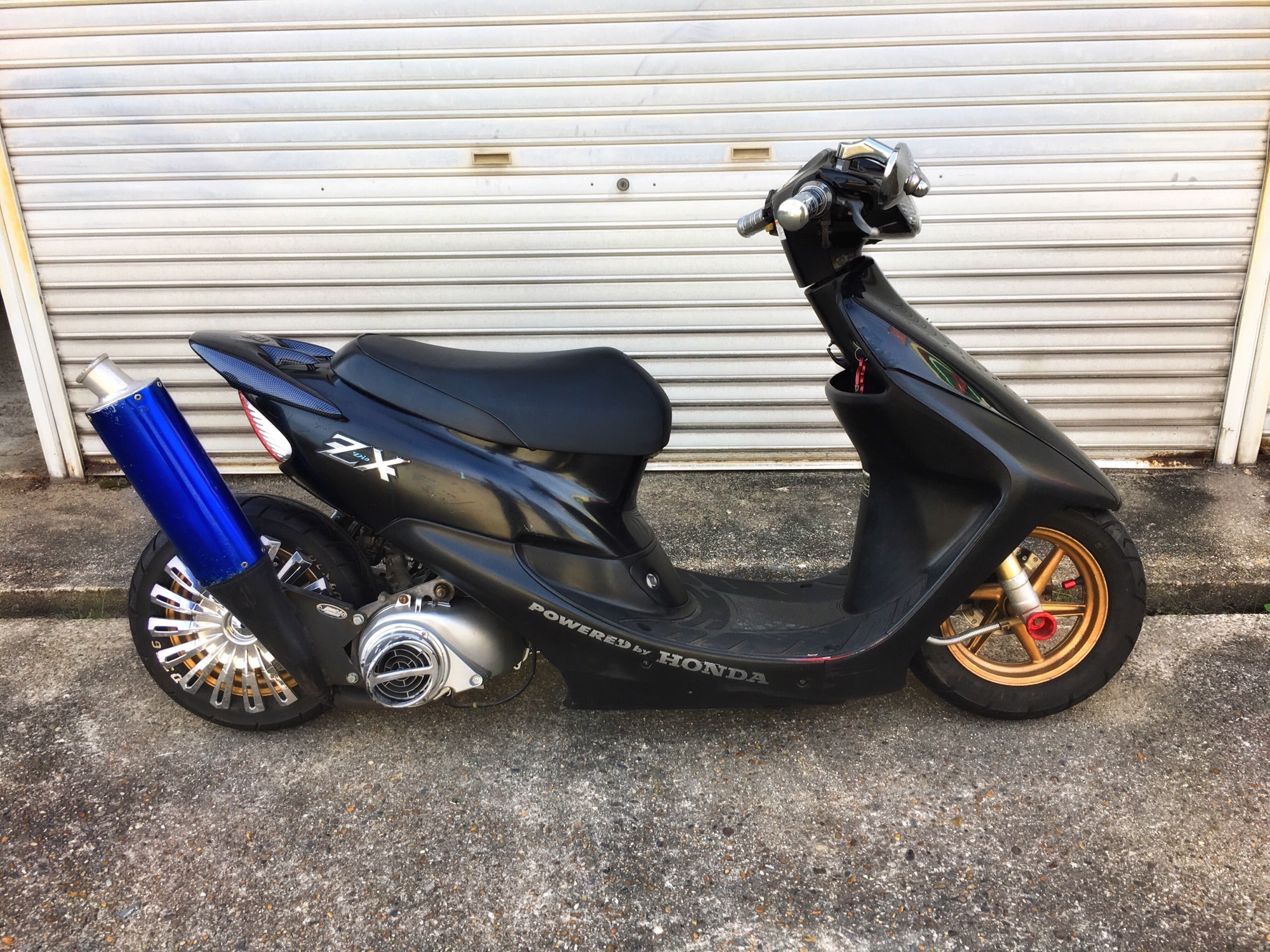 TW garage様 182 W. 69th St. Parking