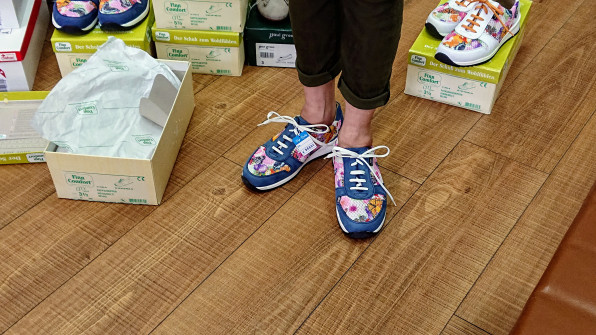 大人なスニーカー 歩くことは生きること 健康靴のオリオン