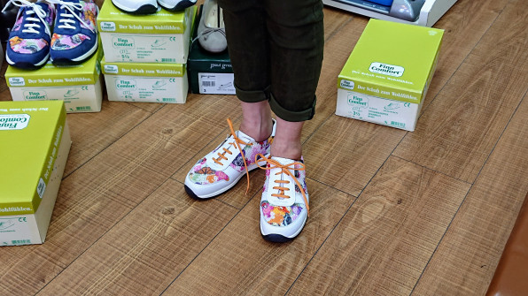 大人なスニーカー 歩くことは生きること 健康靴のオリオン