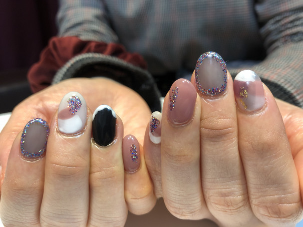 カラフルラメをつかった大人女性にお似合いネイルです 京橋美容室 ネイルサロン Stella Nail ネイリスト宮田