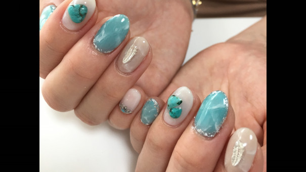 ターコイズストーンと羽パーツの大理石風ネイル 京橋美容室 ネイルサロン Stella Nail ネイリスト宮田