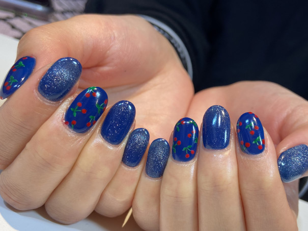 パラジェルでネイビーさくらんぼとマグネットネイル 京橋美容室 ネイルサロン Stella Nail ネイリスト宮田 パラジェルでネイビーさくらんぼとマグネットネイル 京橋美容室 ネイルサロン Stella Nail ネイリスト宮田