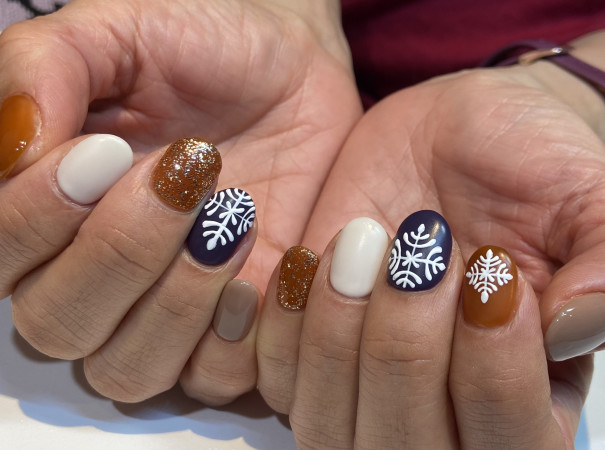 パラジェルでハワイアンキルト風の雪の結晶ネイル 京橋美容室 ネイルサロン Stella Nail ネイリスト宮田