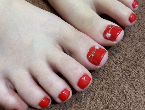 パラジェルで赤のパールデザインフットネイル 京橋美容室 ネイルサロン Stella Nail ネイリスト宮田