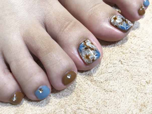 パラジェルで秋のフットネイルデザインです 京橋美容室 ネイルサロン Stella Nail ネイリスト宮田