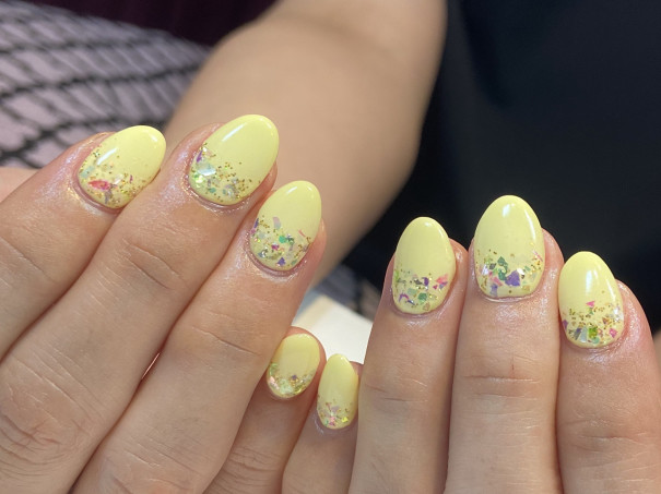 パラジェルで夏のイエローラメグラデネイル 京橋美容室 ネイルサロン Stella Nail ネイリスト宮田