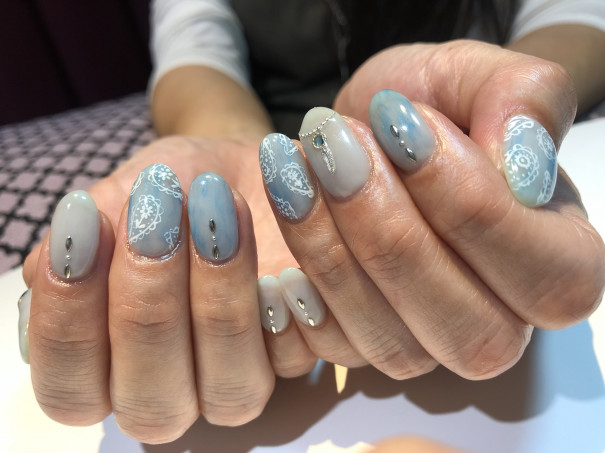 パラジェルでクリアブルーのペイズリー柄ネイル 京橋美容室 ネイルサロン Stella Nail ネイリスト宮田