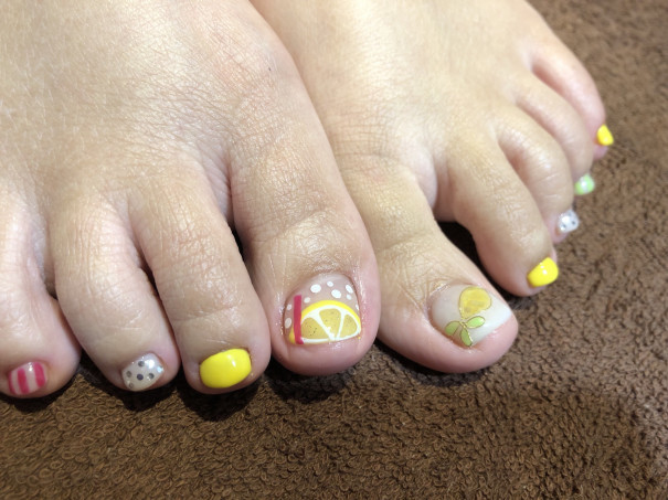 パラジェルで夏先取りフットレモンネイル 京橋美容室 ネイルサロン Stella Nail ネイリスト宮田