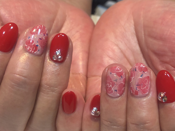 パラジェルで綺麗な赤のニュアンス薔薇ネイル 京橋美容室 ネイルサロン Stella Nail ネイリスト宮田