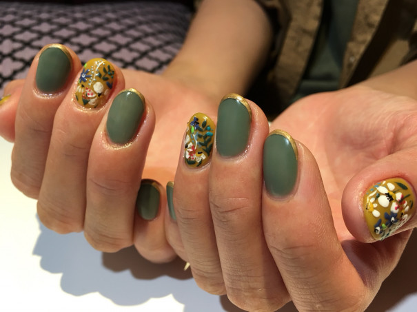 マット仕上げの上にボタニカル柄ネイル 京橋美容室 ネイルサロン Stella Nail ネイリスト宮田