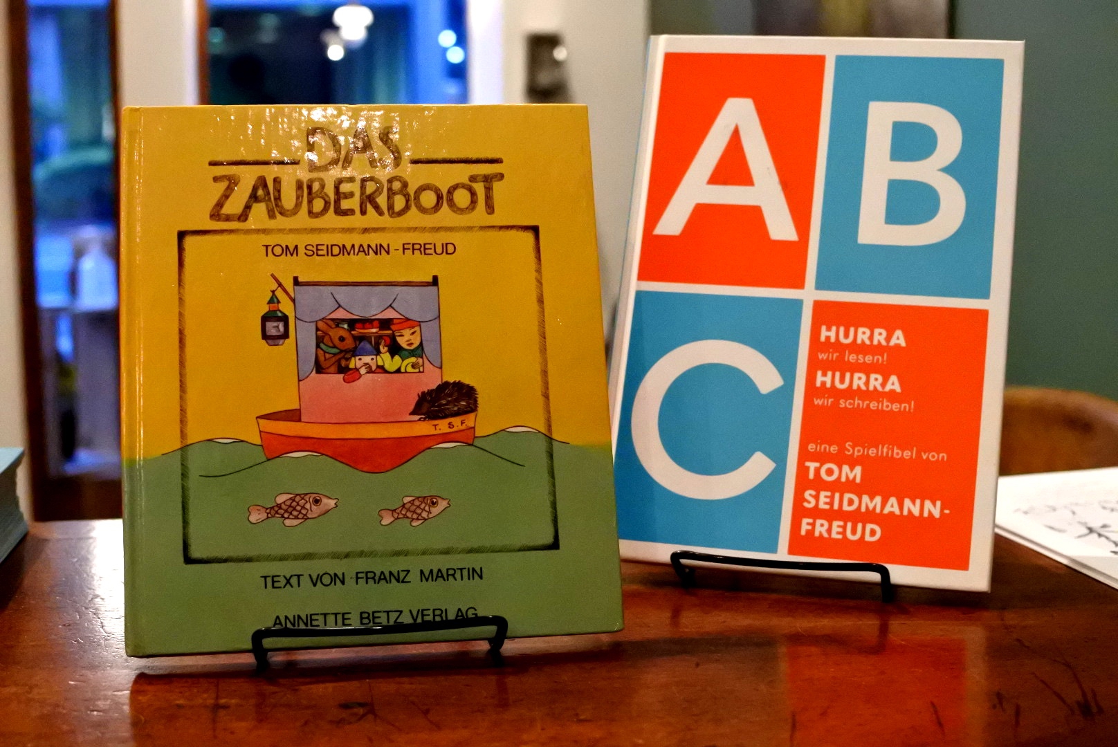 子供の絵 Cartoon Boy Helps Grandma Crossing The Street Stock