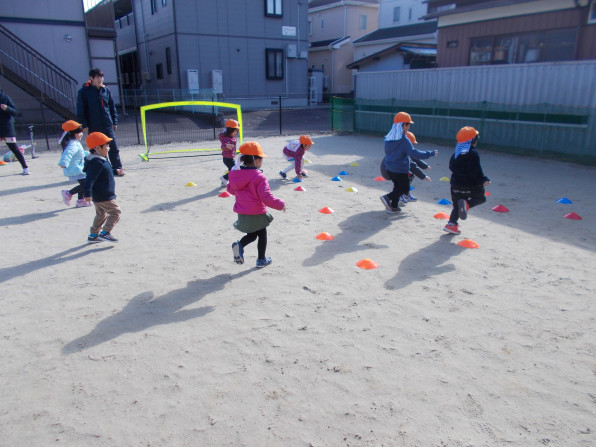 園庭でサッカー教室 にこにこハウス 仙台市