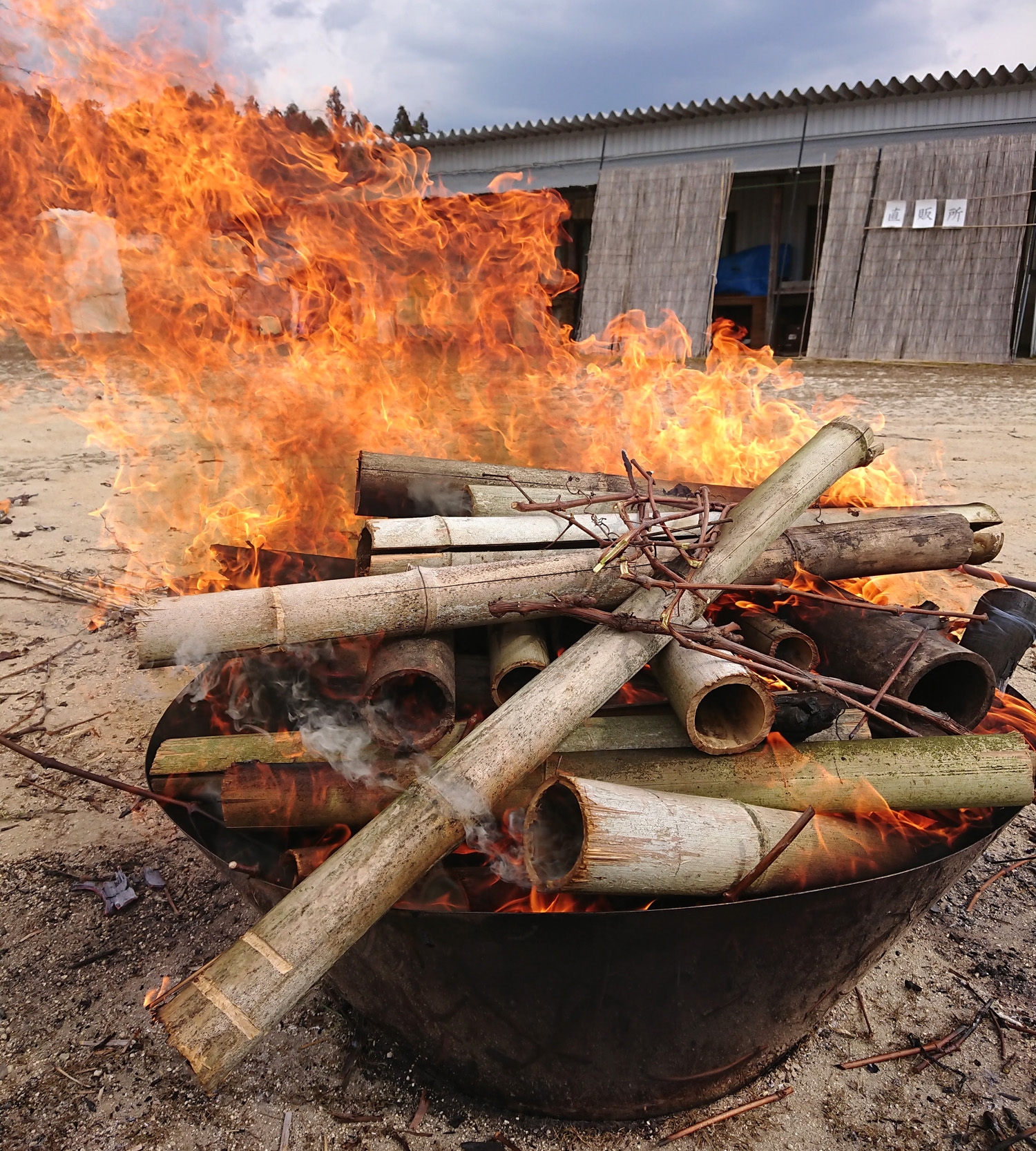 竹炭器 直径約102cm ￥21,780税込 剪定作業で出た竹や枝を燃焼し、手軽 