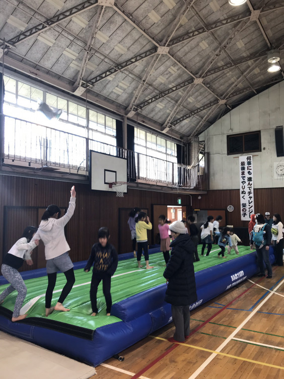 西東京 エアトランポリン体験 スラックライン体験会 Npo法人スポーツアシスタント