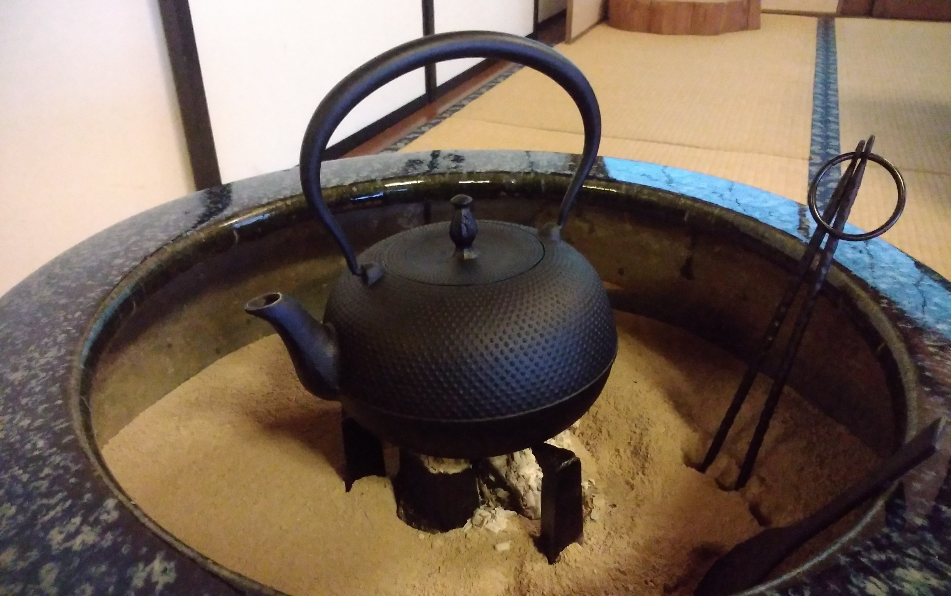 火鉢を出しました。南部鉄瓶の話。 | 浄土宗 心行寺