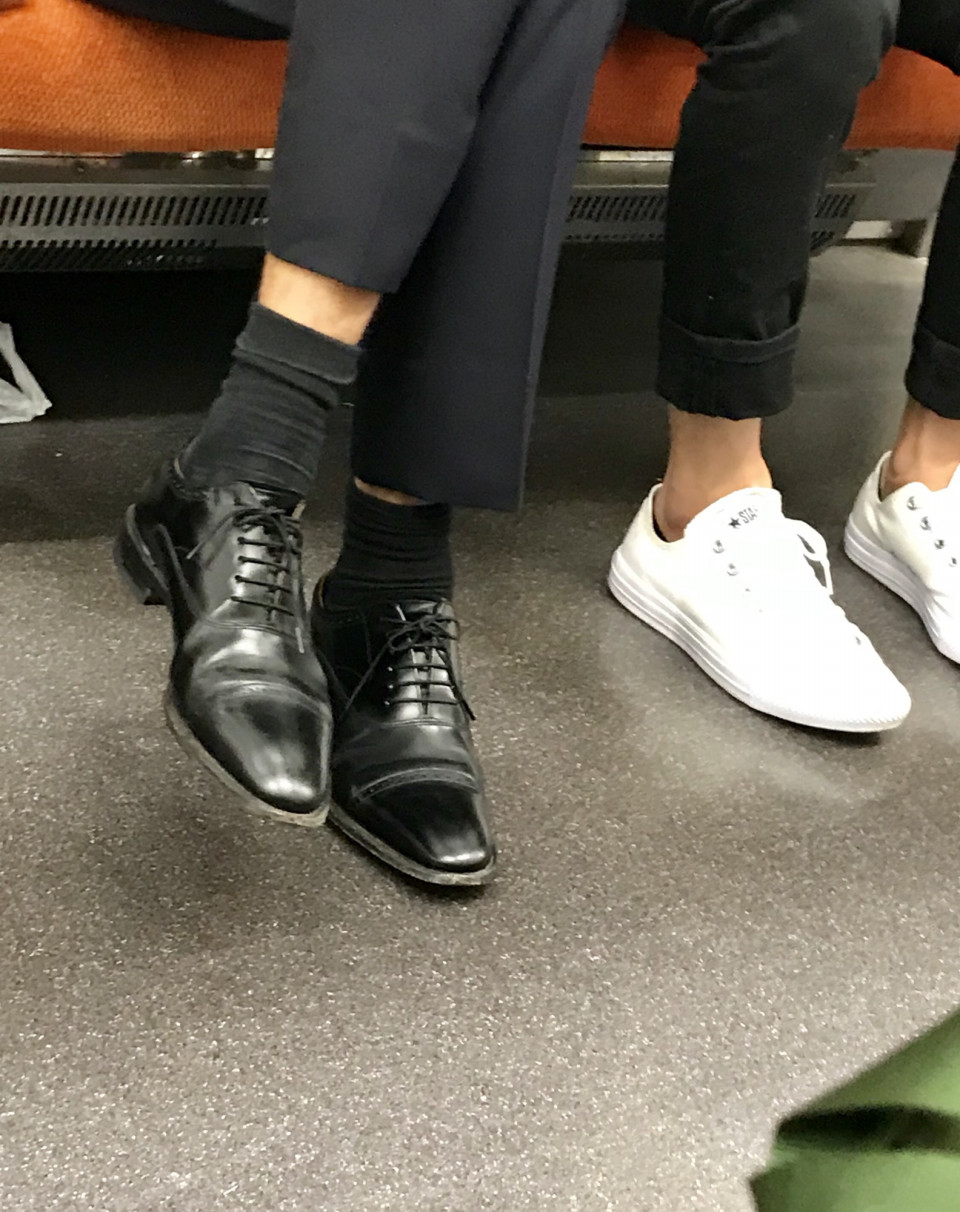 世の中の皆さんに問いたい 靴下を履かないで靴を履く人が多い昨今 あの姿は 本当にカッコイイの Artist Branding Team