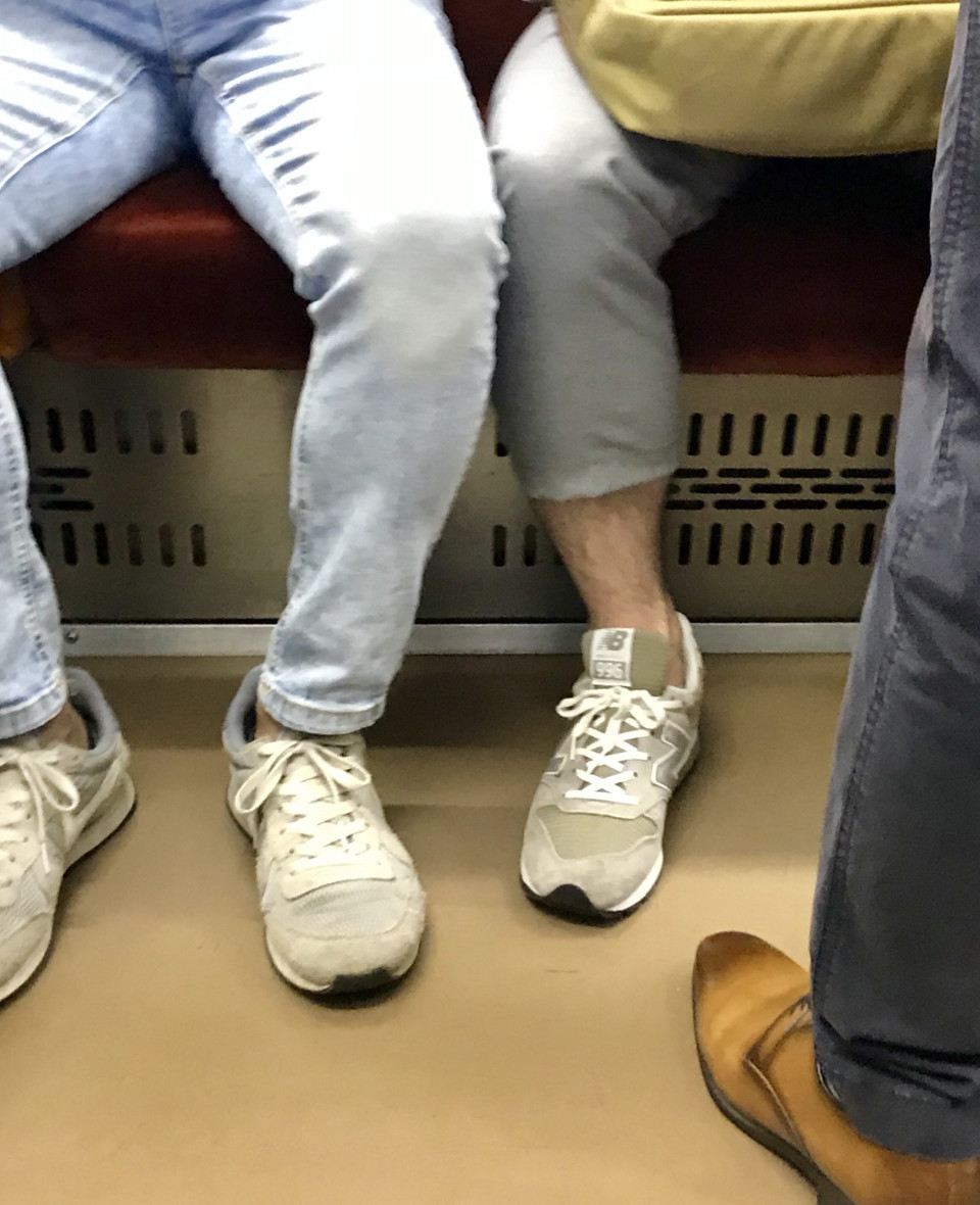 世の中の皆さんに問いたい 靴下を履かないで靴を履く人が多い昨今 あの姿は 本当にカッコイイの Artist Branding Team