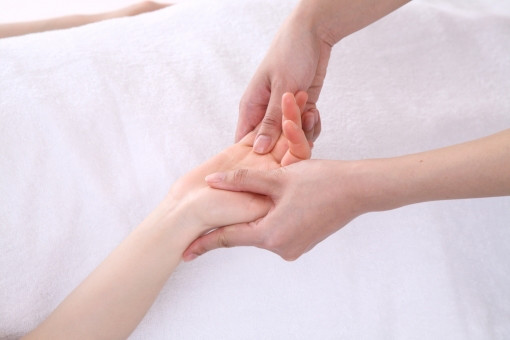 ハンドマッサージ アロマと天使 自然療法でスピリチュアル看護師 遥香 結友