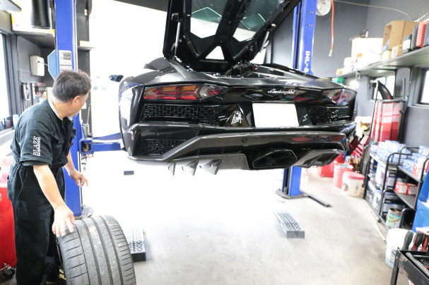 ランボルギーニ アヴェンタドール ロードスターS LP700-4 マフラー交換 