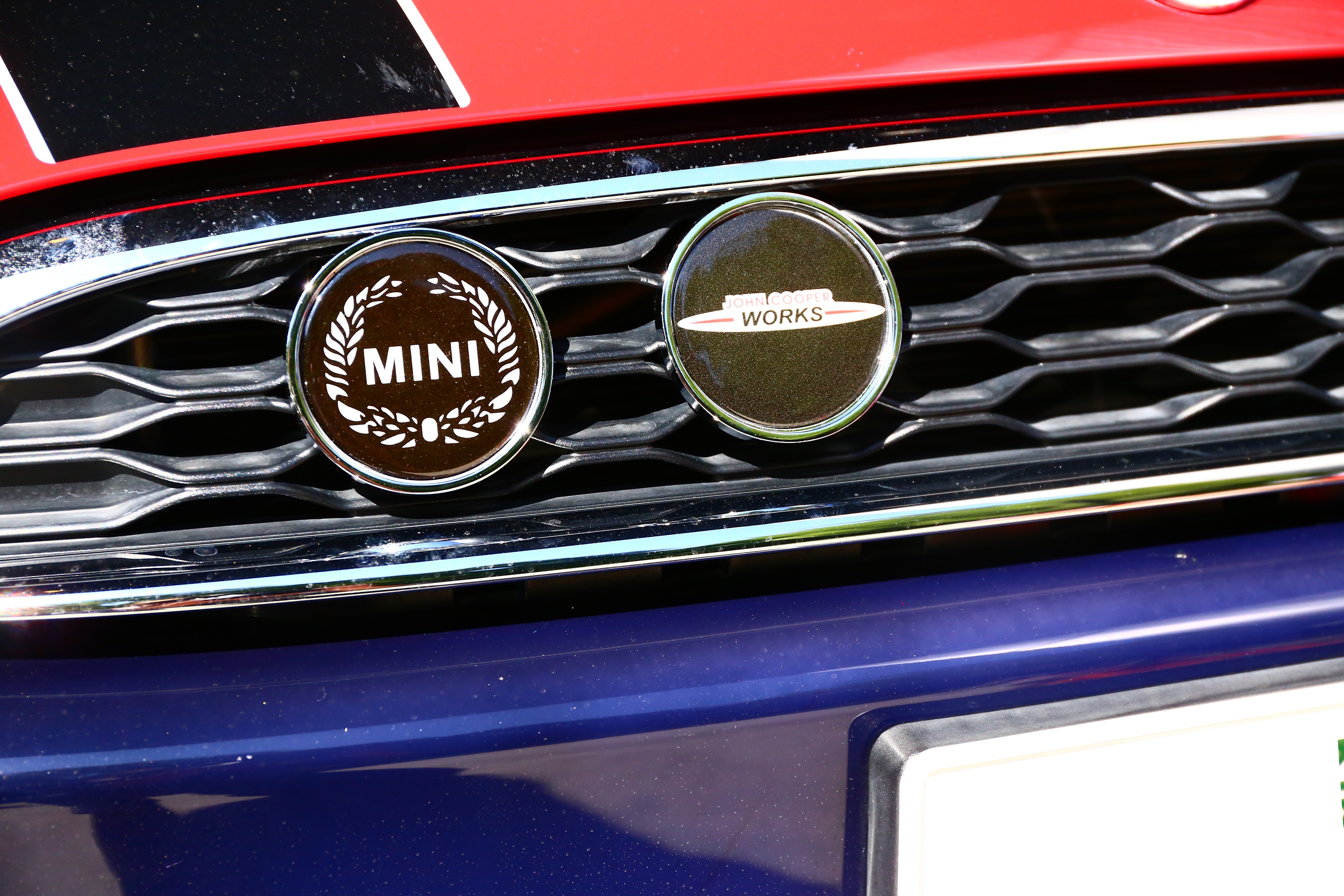 ＢＭＷ ＭＩＮＩ クーパーＳ Ｆ56 フロントグリル バッジ 取り付け | 高崎で輸入車修理 中古車売買  コーディングならBLAZE（ブレイズ）へ│BLAZE Total Car Support & Modify in Takasaki Gunma