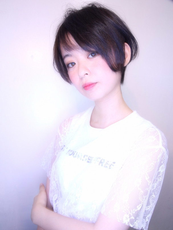 ロマンティックなアシメバング 池袋ショート鈴木規浩 ショートヘアで女性の魅力を 池袋 ショート 上手に