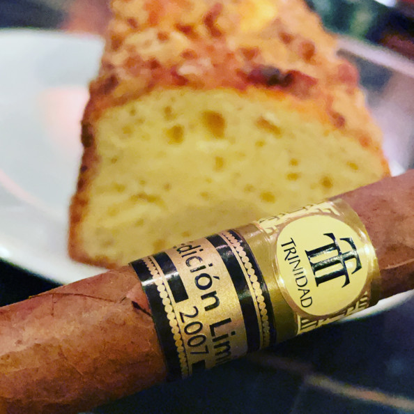 胡桃とクリームチーズのパウンドケーキ Bar Rudies 渋谷駅前にあるシガーとパイプが楽しめるシガーバー 胡桃とクリームチーズのパウンドケーキ Bar Rudies 渋谷駅前にあるシガーとパイプが楽しめるシガーバー