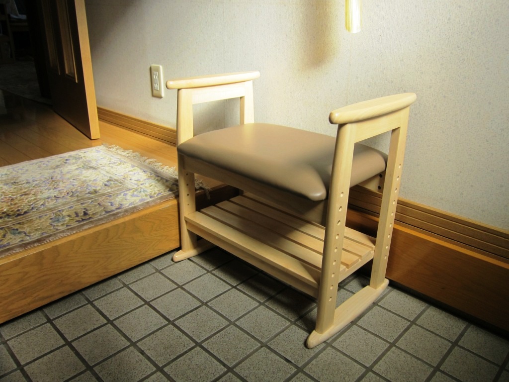 玄関に椅子を | タック家具サービス札幌 携帯電話の写真で簡単見積 椅子修理・張替・クッション交換 座り心地が悪くなったり汚れが気になったらお