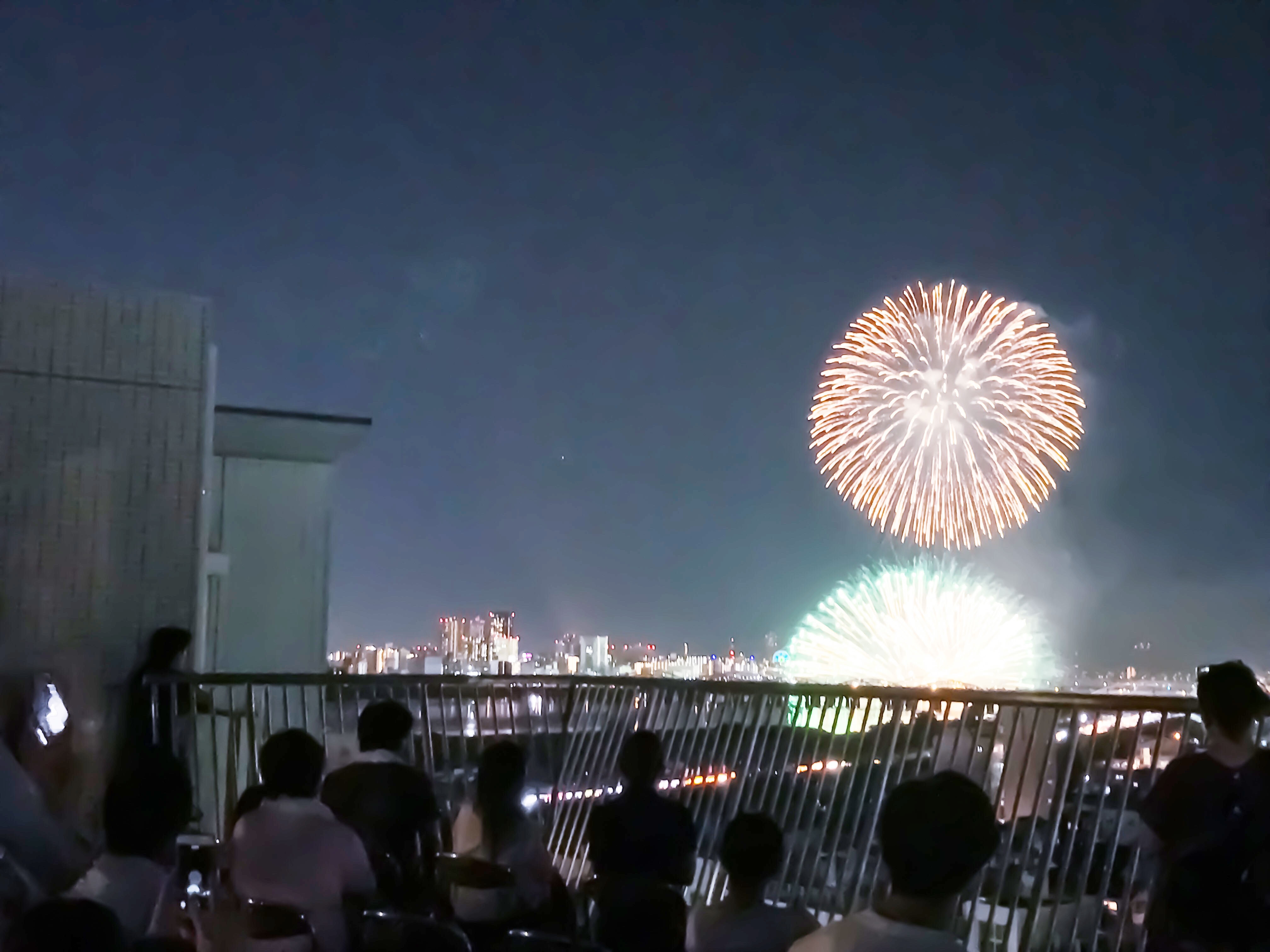 入居者との交流 マンション屋上で淀川花火の鑑賞会 類グループ社員ブログ