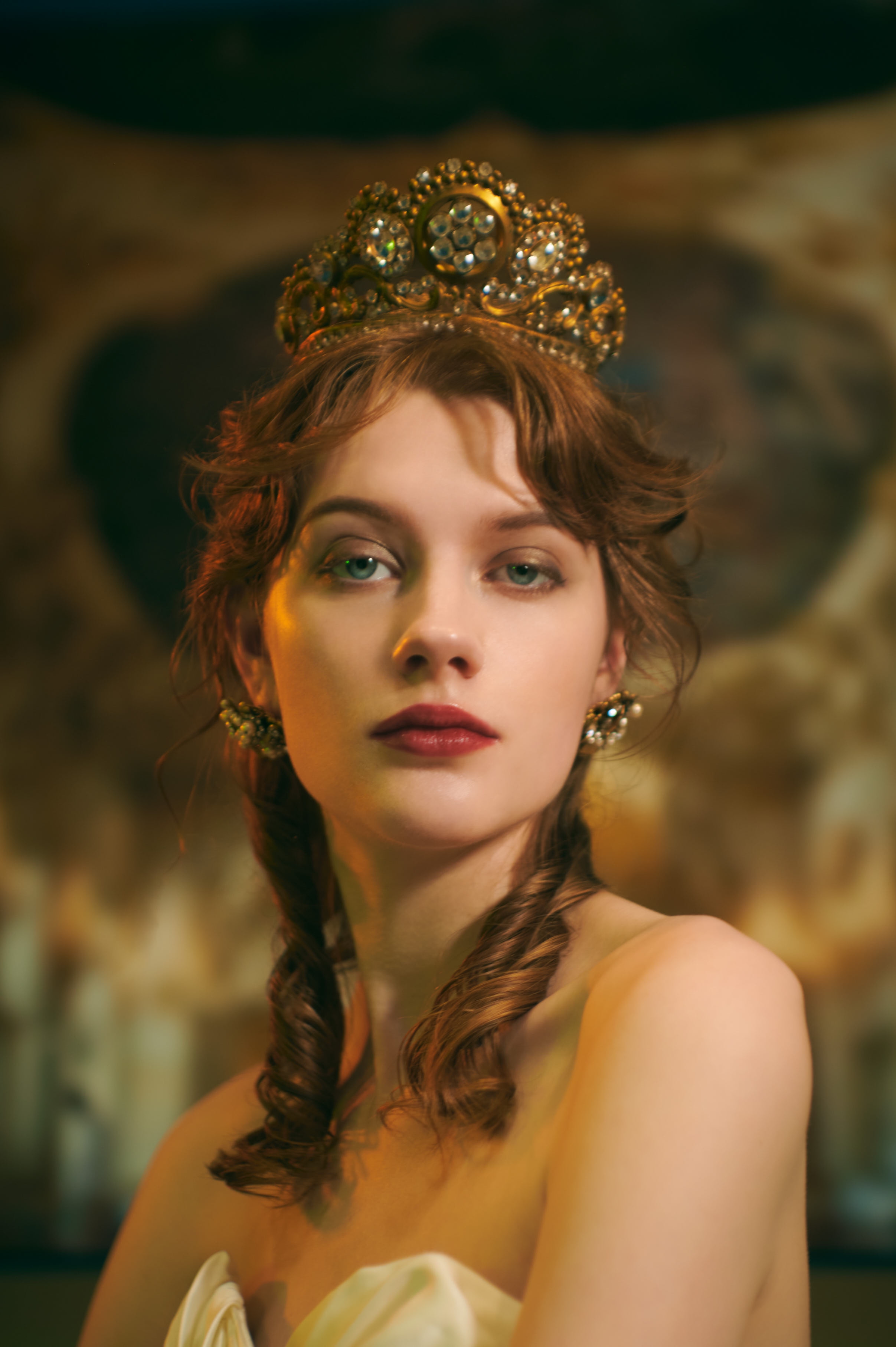 大聖堂の崇高な光を放つ、古代金のティアラ | TARO KAMITANI