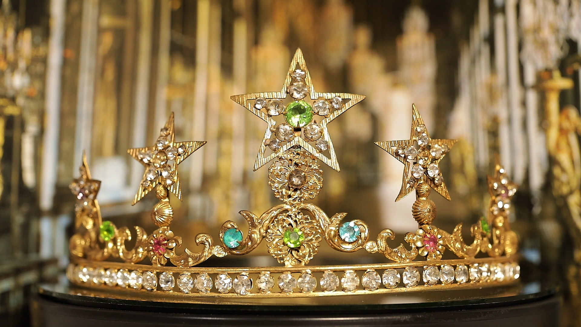 百年を超えて光輝く、希望の星型ティアラ | TARO KAMITANI