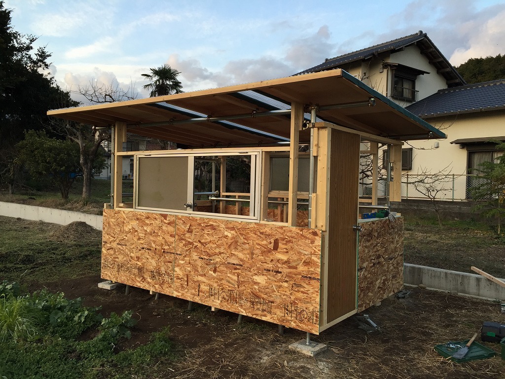 単管パイプで小屋を建てる | 猫家陶房