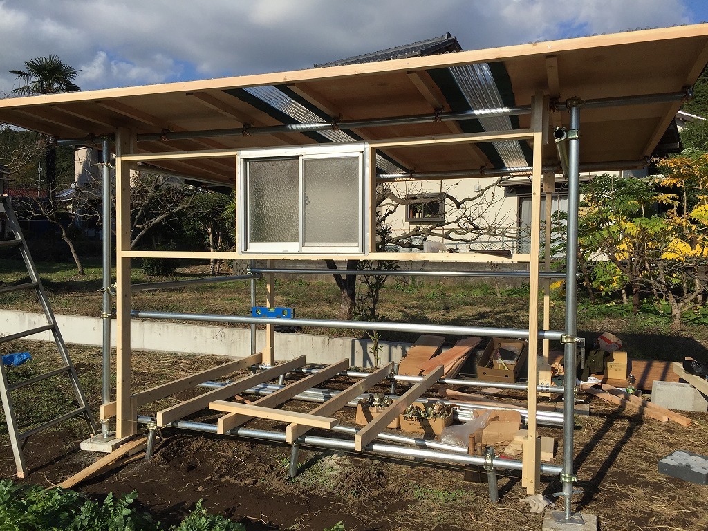 単管パイプで小屋を建てる | 猫家陶房