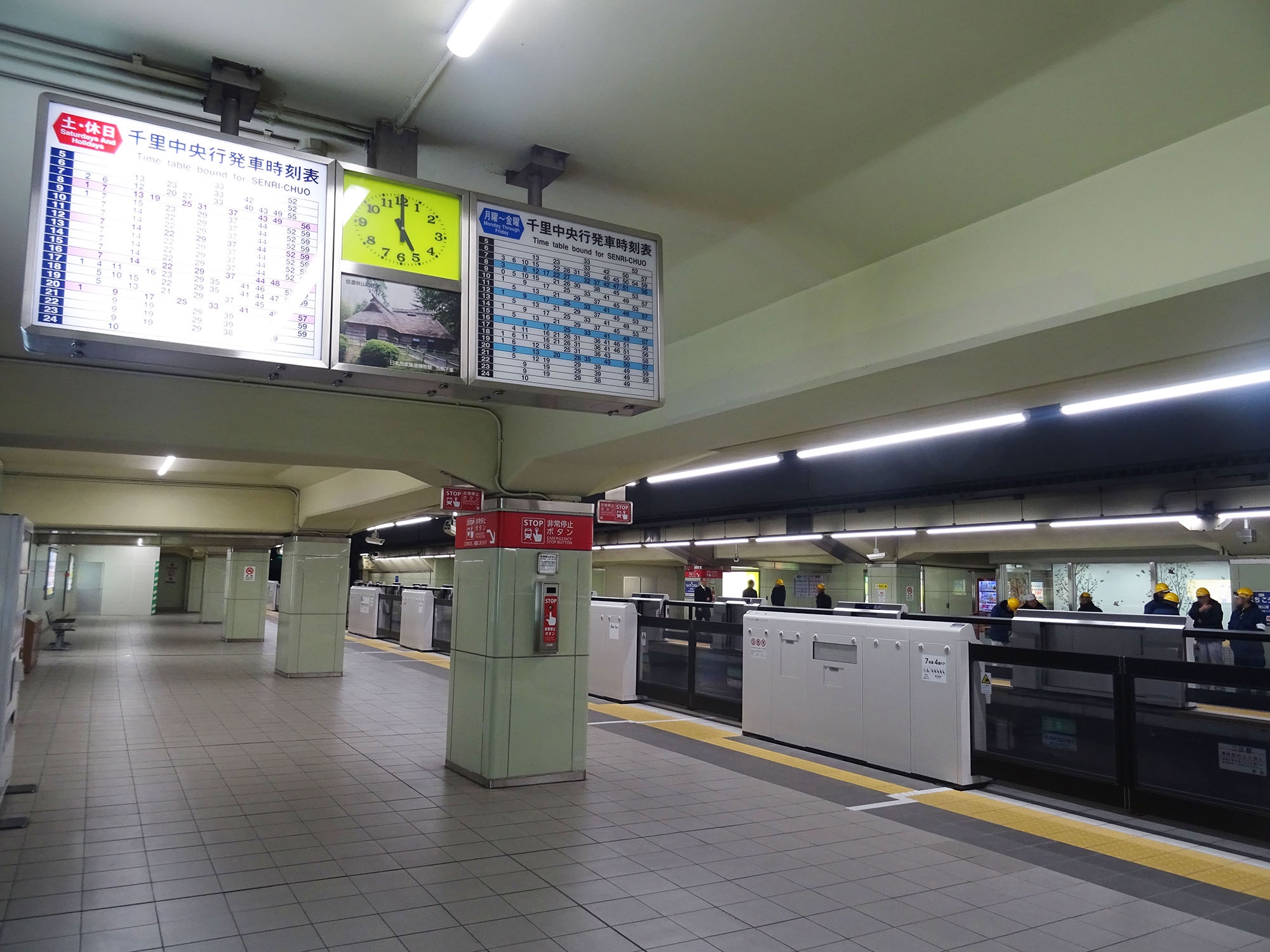 緑地公園駅のホームドアを始発から見てきました 緑地公園駅のホームドアを始発から見てきました