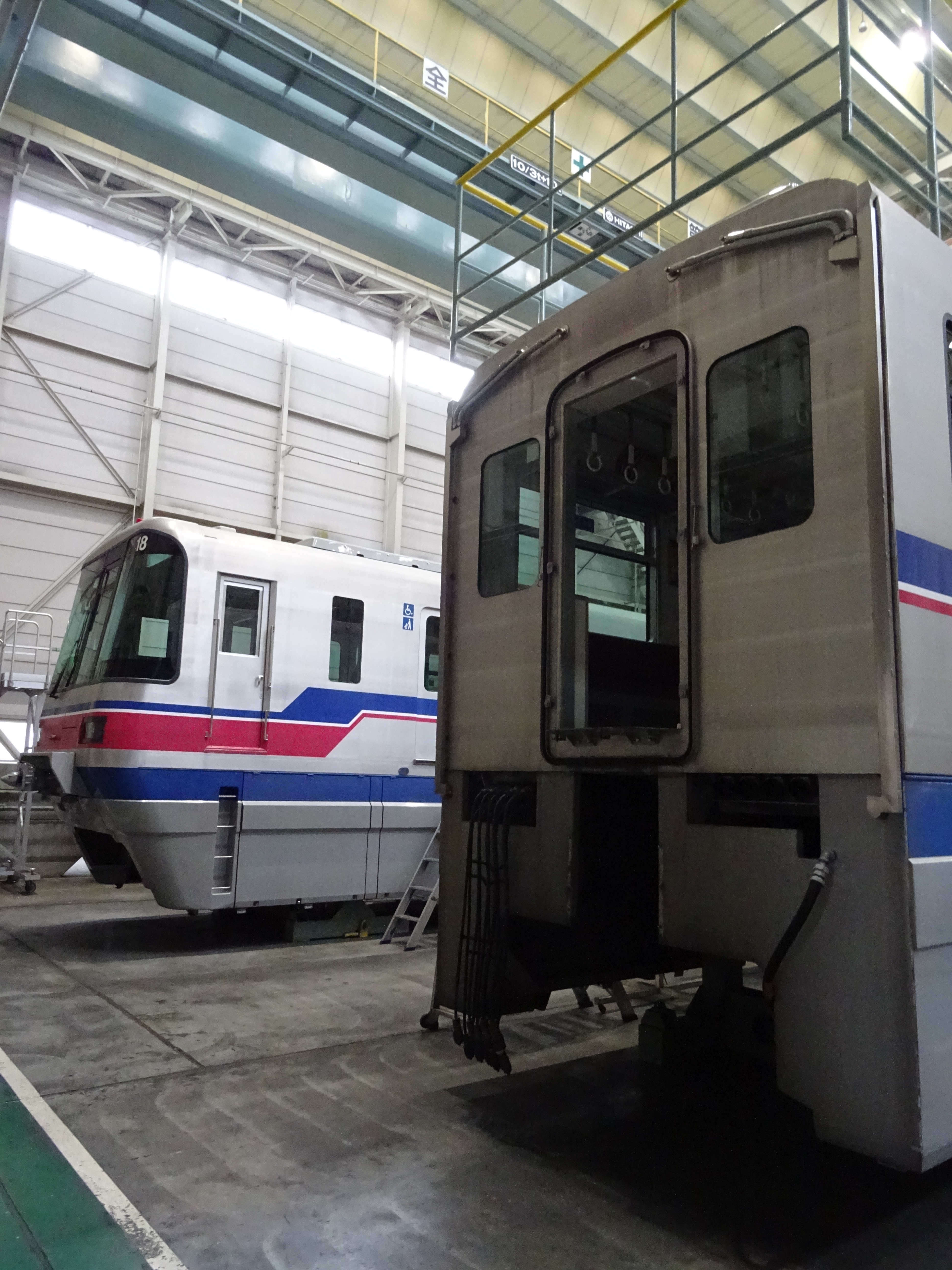 大阪モノレール2000系第18編成のLED行先表示器・脱出シューター