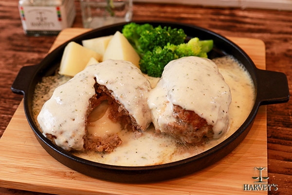 ハーブ香る モッツァレラチーズ入り とろーりチーズソースのハンバーグ