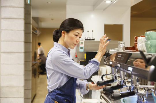 輝く笑顔がまちの宝モノ 長岡京オトコマエ手帖 Vol 2 バリスタ山本知子さん Sense Nagaokakyo 長岡京市のサブサイト