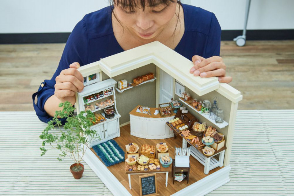 長岡京の女性アーティストが作り出す「ドールハウス」の世界を探訪  