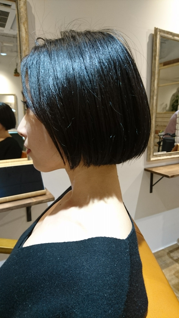 首元すっきり顎ラインの切りっぱなしボブ Akamee Omotesando 井上 雄輝 簡単お洒落なヘア ショート ボブ 髪質改善お任せ