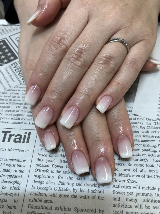 ホワイトグラデーション 伊丹ネイルサロン Nail Gallery Avant アヴァン