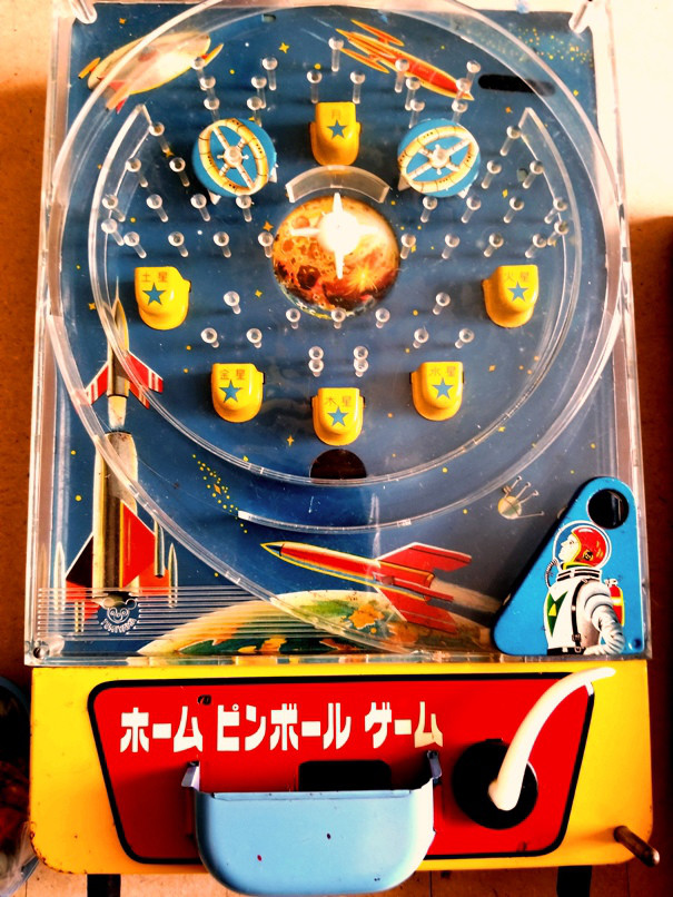 盤面に玉を打ち出し穴に入れ得点を競うゲームの名は コリントゲーム系 昭和キッドの記憶のカケラ 盤面に玉を打ち出し穴に入れ得点を競うゲームの名は コリントゲーム系 昭和キッドの記憶のカケラ