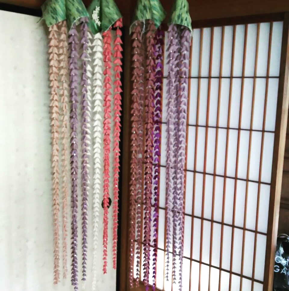 藤の花の吊るし飾りを作っています | 喜連川公方ひいなの会