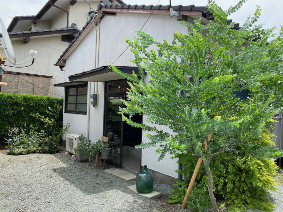 ショップを彩る小さな庭 やまと庭園