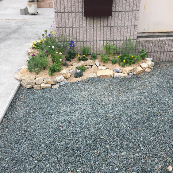 個人邸 門柱まわりの花壇 やまと庭園