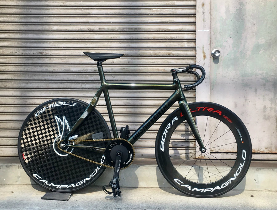 フルカーボンのピストバイク Dosnoventa ドスノベンタ のハイスペックカスタム T Back Broz