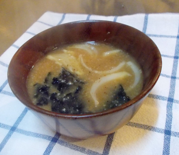 酒粕入りのお味噌汁できます 玄米ごはんと自然派おやつ Momonga