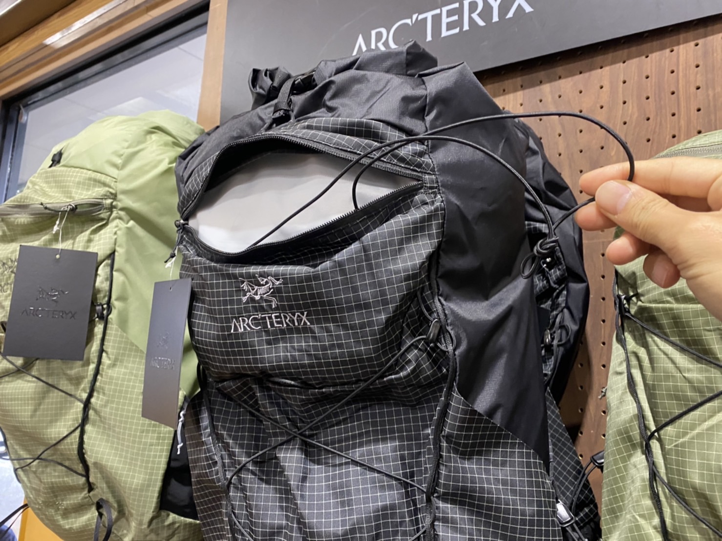 未使用 ARC'TERYX アークテリクス プラック・チェック柄リュック ARC'TERYXチェック 未使用 ARC'TERYX ブラックバックパック チェック柄