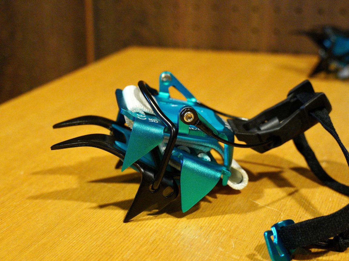 足元の軽量化に効く‼ 超軽量コンパクトな本格アイゼン【ブルーアイス