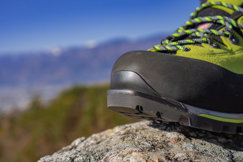 Lowa 軽くて暖かい 冬山登山靴の理想形 Outing Products Elk