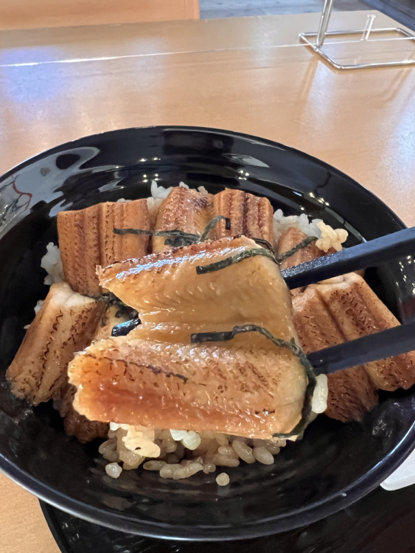 まるかふぇ さんの あなご丼 レンタルきもの みやじま小町 公式 世界遺産 宮島で着物 浴衣をレンタルして観光を100倍楽しもう 宮島で着物 浴衣体験 七五三 フォトウェディング